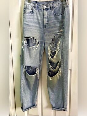 American Eagle Outfitters Light Blue Distressed Boyfriend jeans size 10 / TALL.